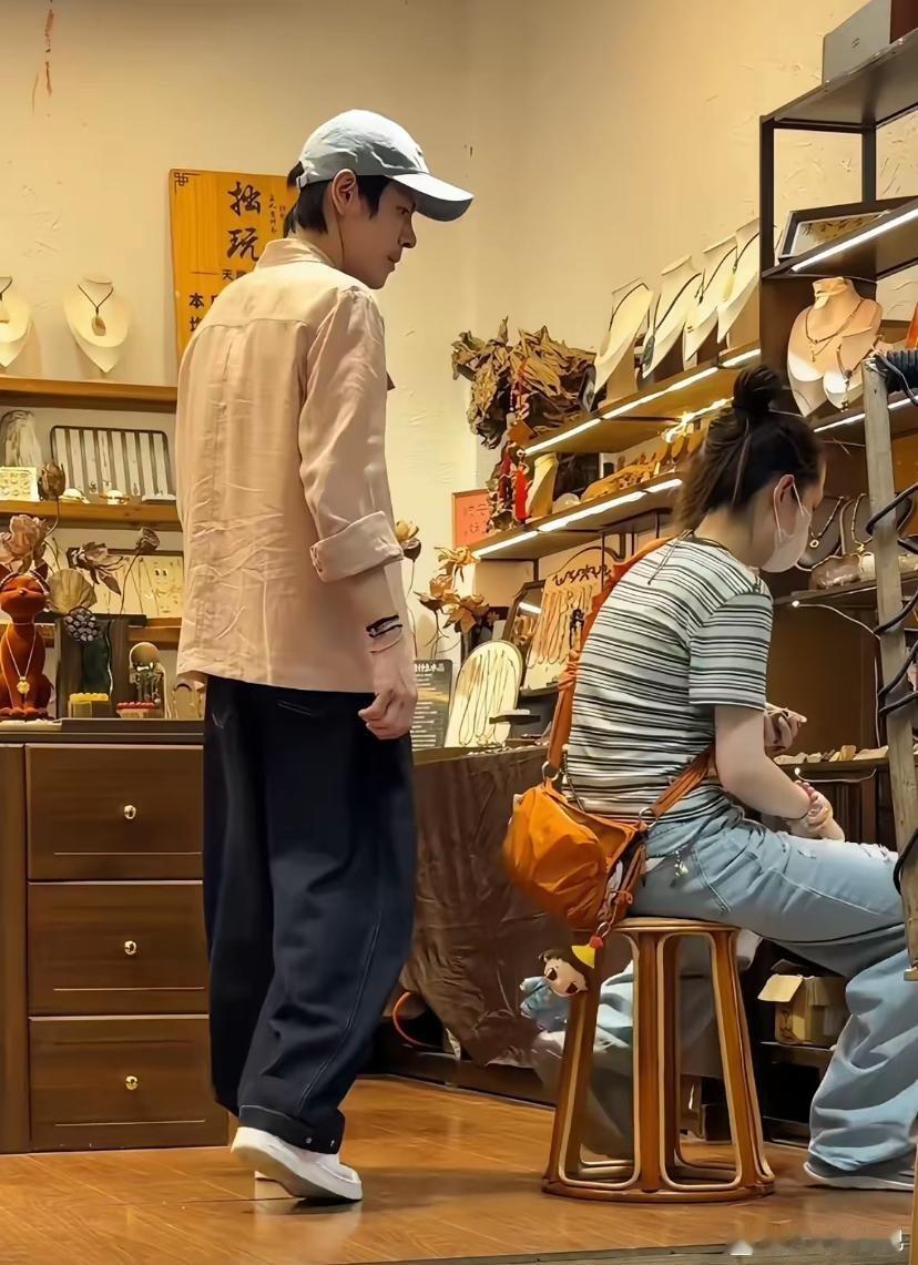 向太给了她那么多珠宝，郭碧婷还去路边的小门店买手链！贴心的向佐还陪着郭碧婷挑选，
