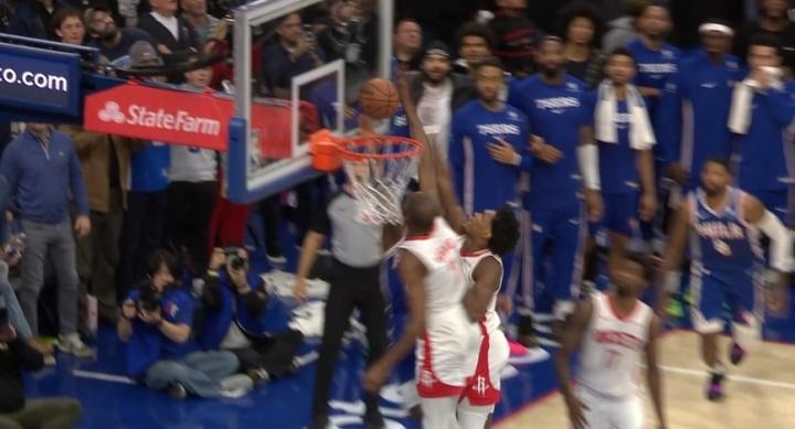 这球杜兰特干扰球啊！纳斯真的要气死了，这是马克西的上篮绝杀，球先碰到篮板，随