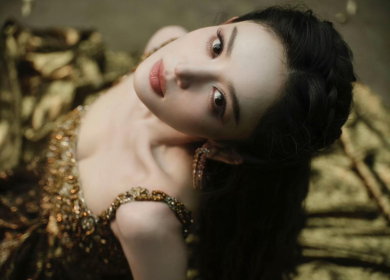 红毯镜头扫过古力娜扎那一刻，我脑子里只剩两个字：投降。那件TonyWard鎏