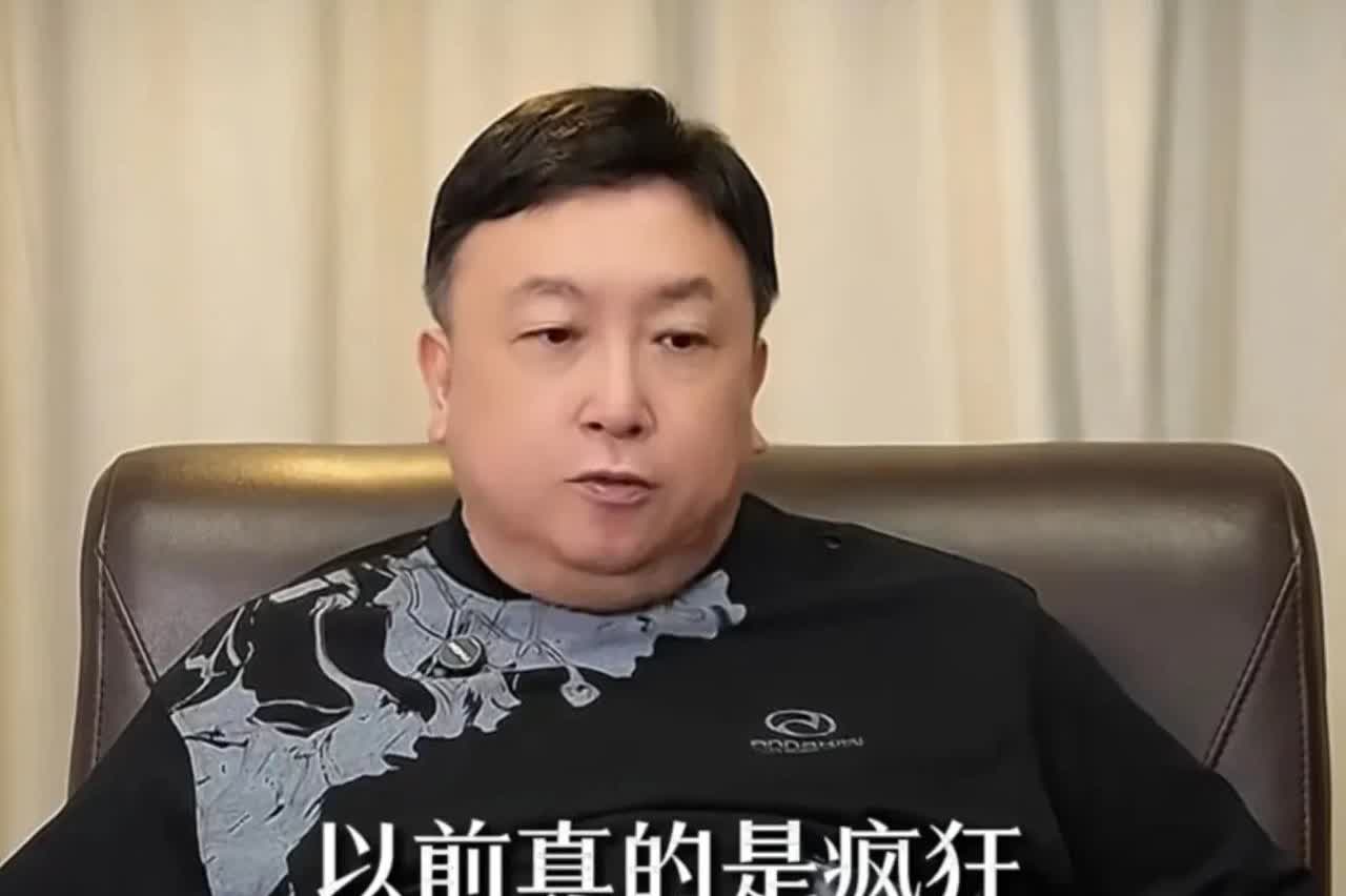 王晶说：“以前是真的疯狂，刘德华在内地最少有几亿女粉丝想嫁给他，之前有一个粉丝跑