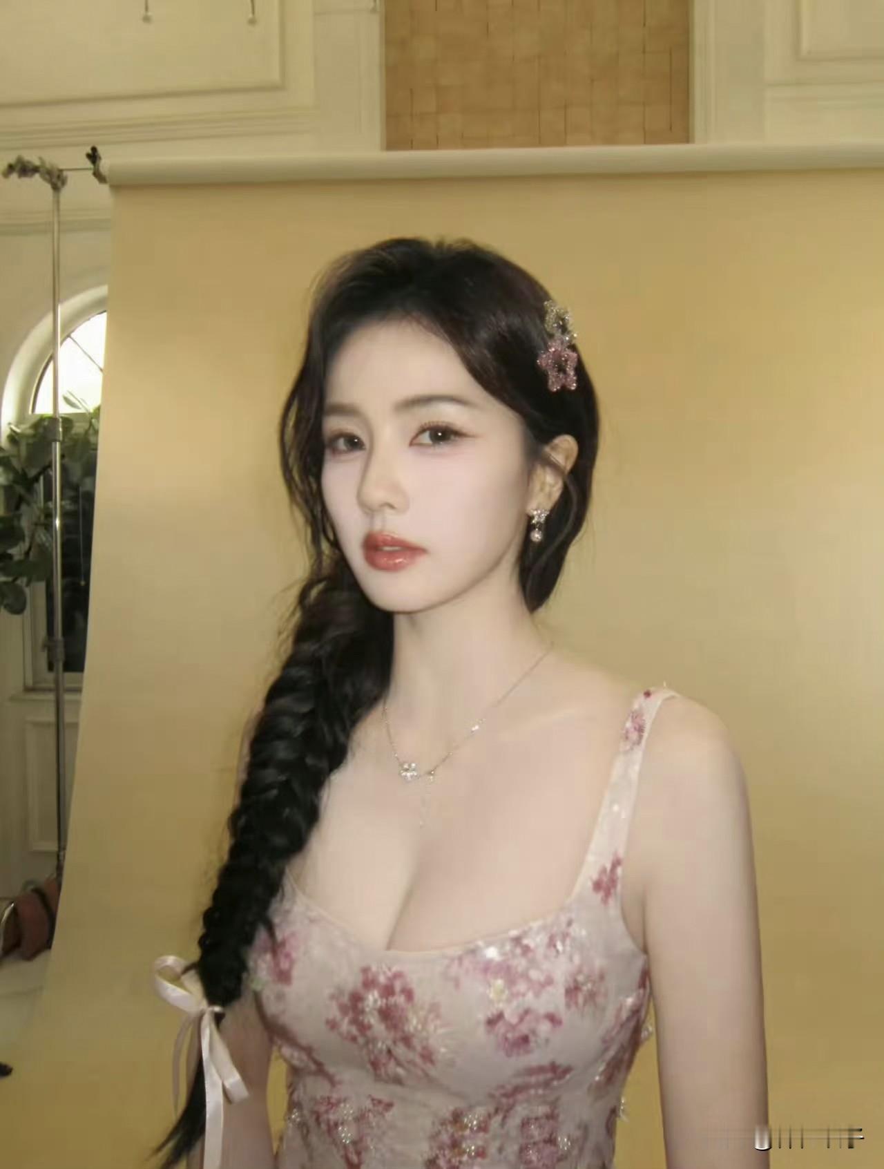 白鹿这张真的绝！粉花吊带裙缀着细闪，侧边大麻花辫绑个蝴蝶结，发间小花一别，活脱脱从老电影里走出来的复
