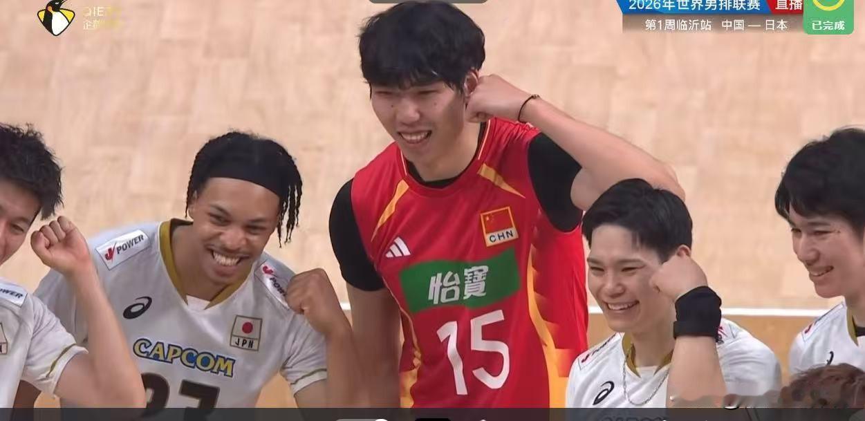 中国男排1-3输给日本队之后，主力副攻彭世坤赛后与日本队欢乐互动引发争议。甚至有