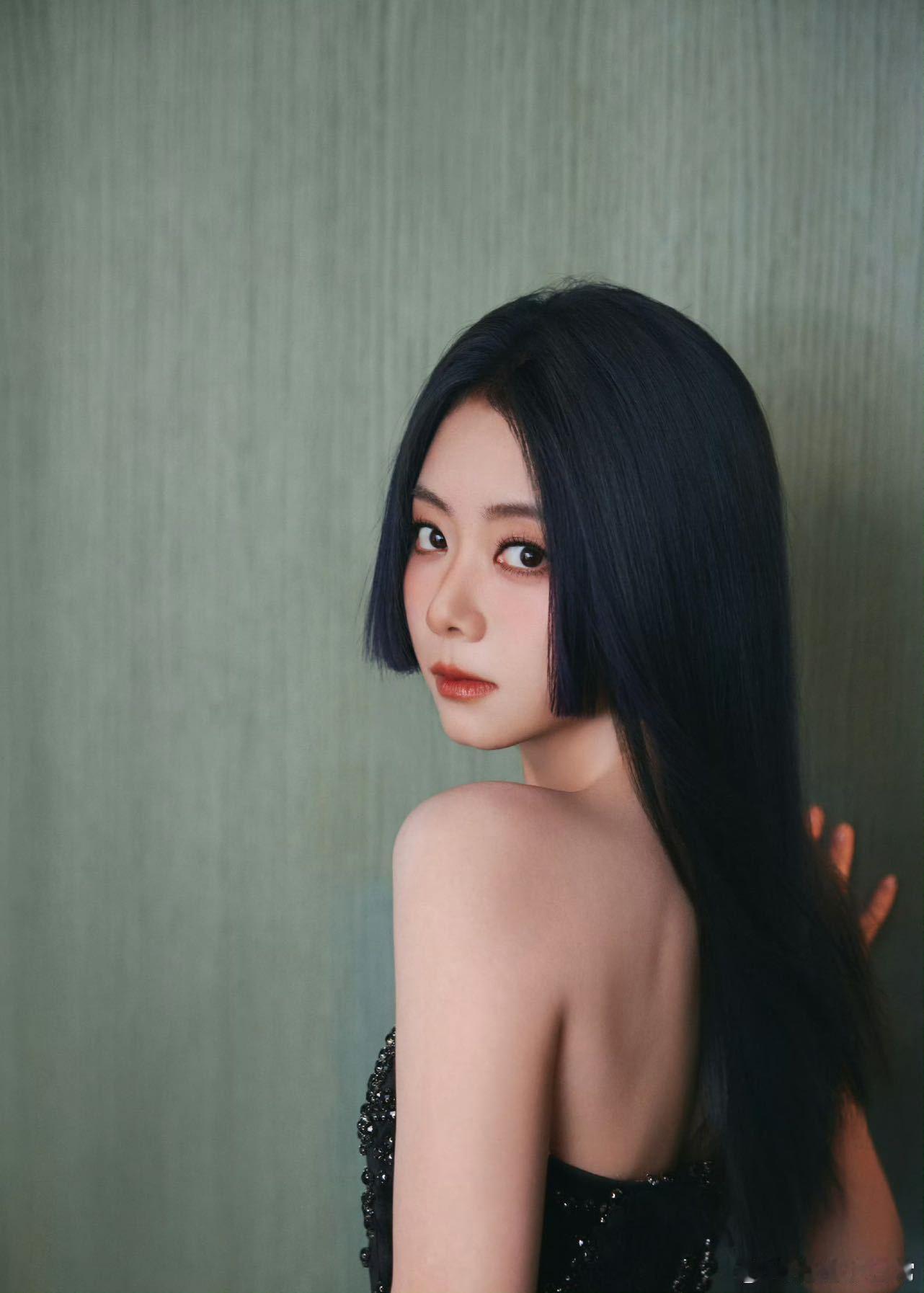 这居然是谭松韵Wallpaper中文版设计大奖谭松韵解锁全新风格！公主切蓝长直