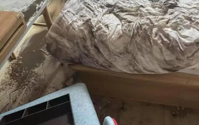 广州，一家连锁酒店凌晨突然喷洒污水，房内3人全被淋湿损失1万8。凌晨睡得正香，头