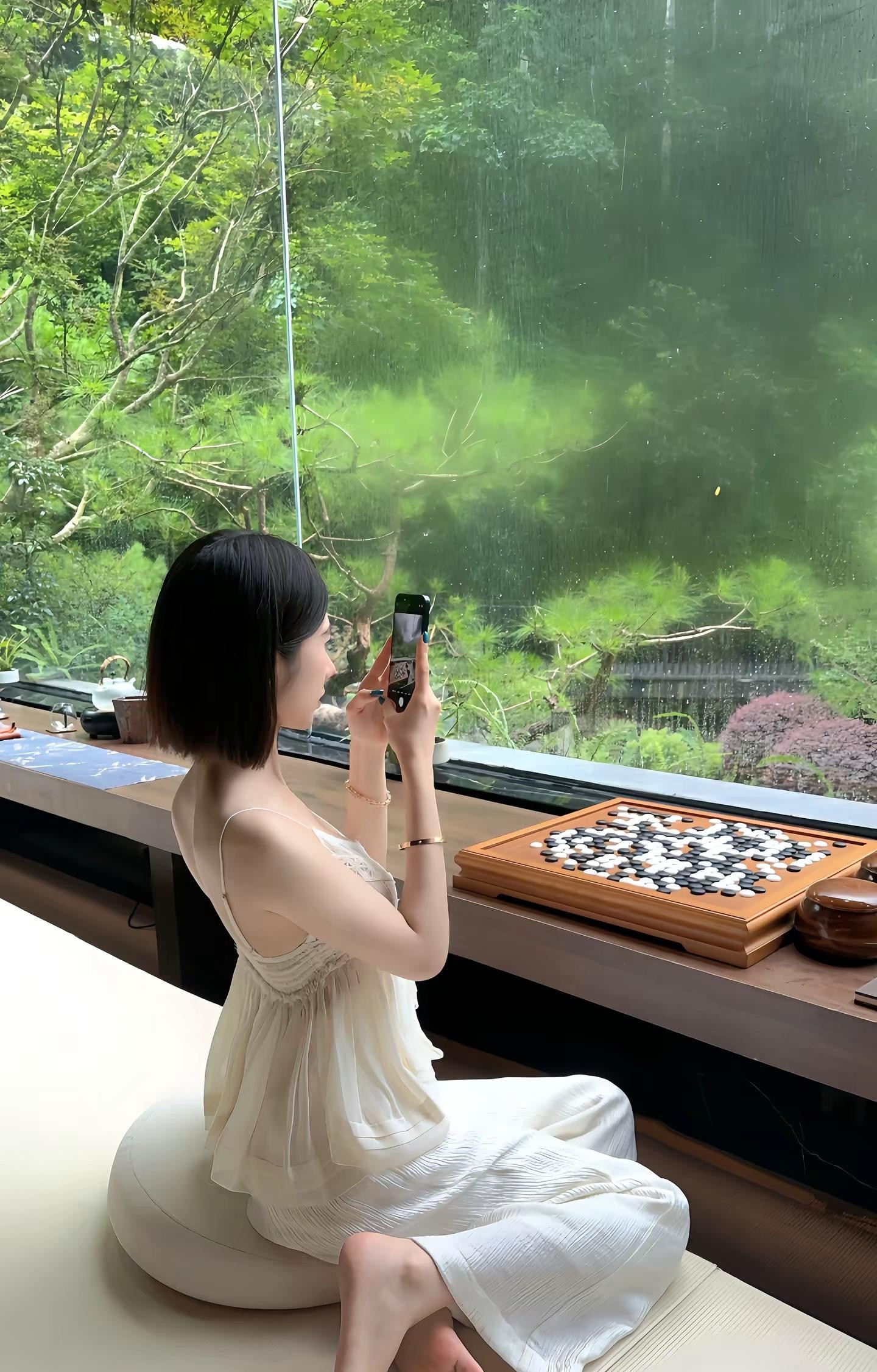 山中聽雨，林間漫步。