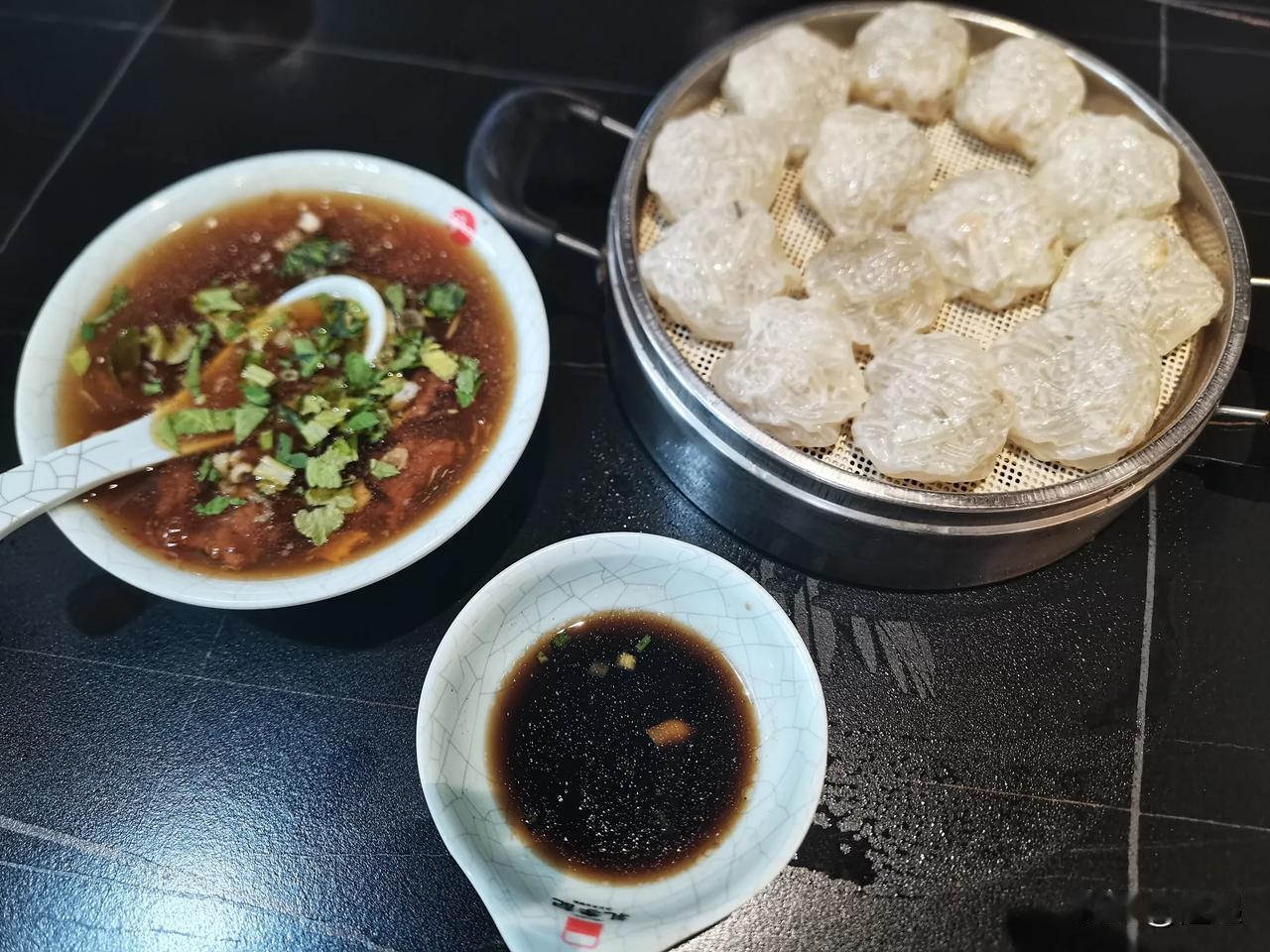 昨天在沙县的小吃文化城里吃了两顿纯正的沙县小吃一碗拌面5块一小份（花生酱调