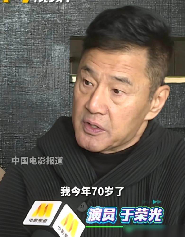 别拿于荣光和吕良伟比了。那不是一个物种。吕良伟的不老，是自律换来的体面。而6