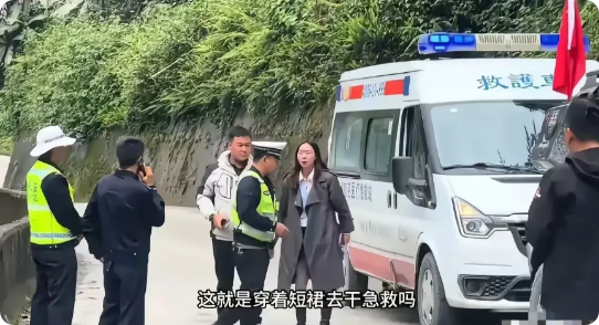 “无法无天了！”3人开着救护车到西藏自驾游，一路拉着警报让其他车辆避让！大家以为