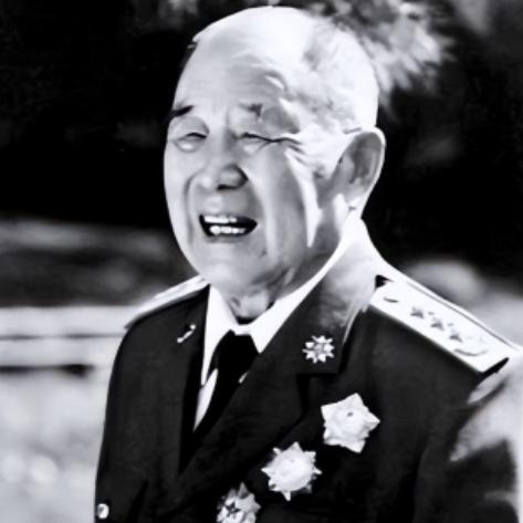 1974年的一天，纪登奎与李先念秘密找到李德生谈话，表示：按规矩，我们的职位没资