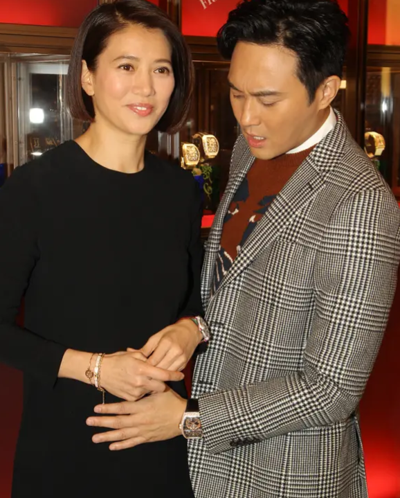 主持人问袁咏仪:“你和张智霖站在一起看着身高几乎齐平，你身高多少？”袁咏仪说: