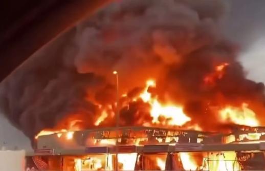 迪拜还不收手，这是无人机撞上迪拜国际机场的油罐场景。 想想，这一次海湾国家基