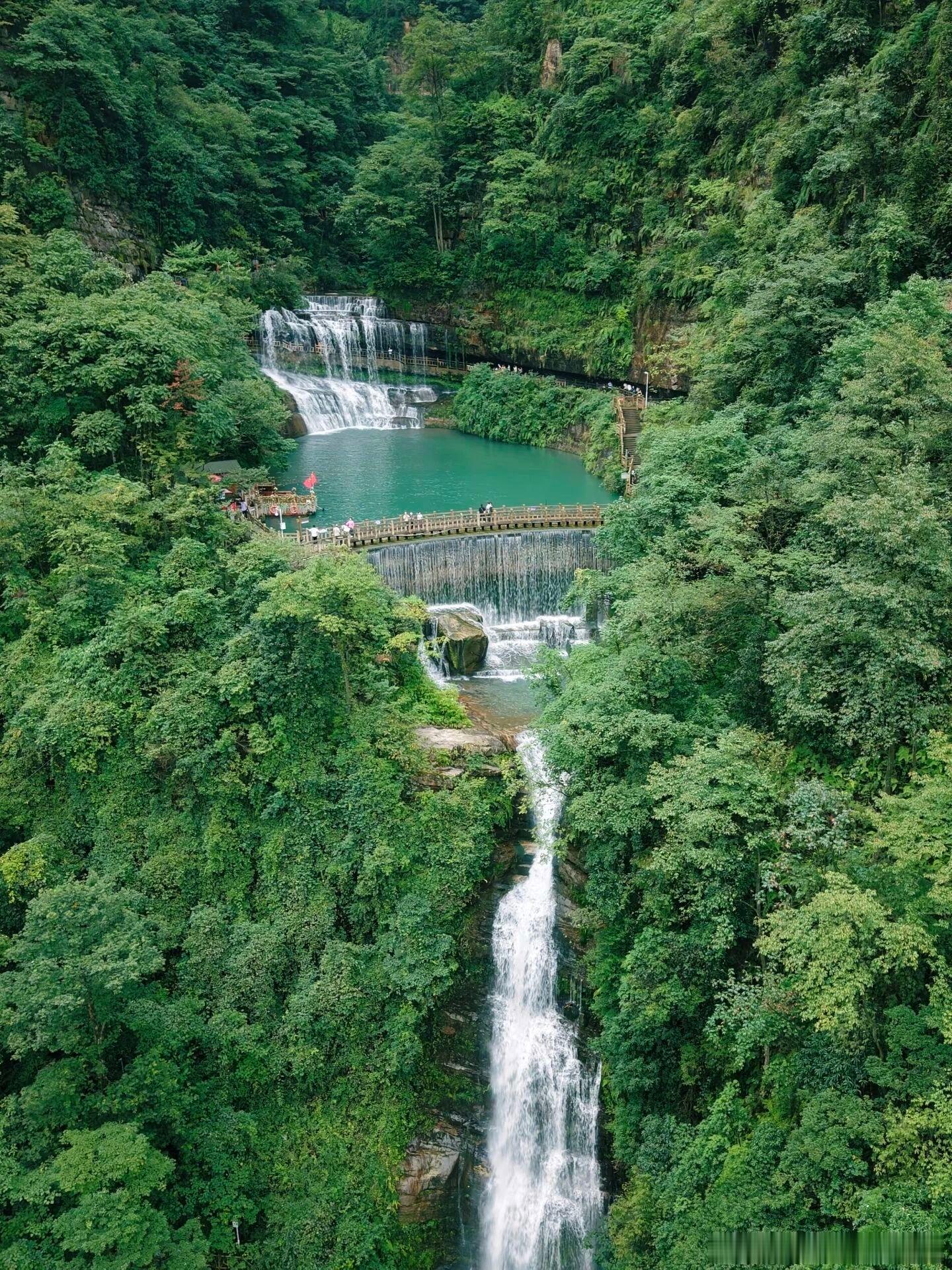 不爱拥挤景区的来大关黄连河！几十条阶梯瀑布藏在深山峡谷，溪水清澈、满眼翠绿，人少