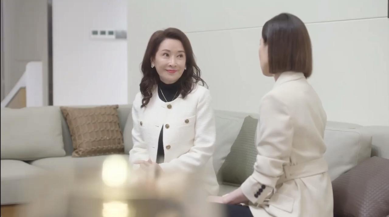 大家都叫她方太太，只有阮雪君叫她丽嫦，而她叫她阿阮。罗丽嫦老公方生是阮雪君的