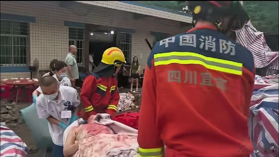 乐极生悲，四川一升学宴现场围墙不幸倒塌酿成祸事！8月18日，四川宜宾市珙县巡场