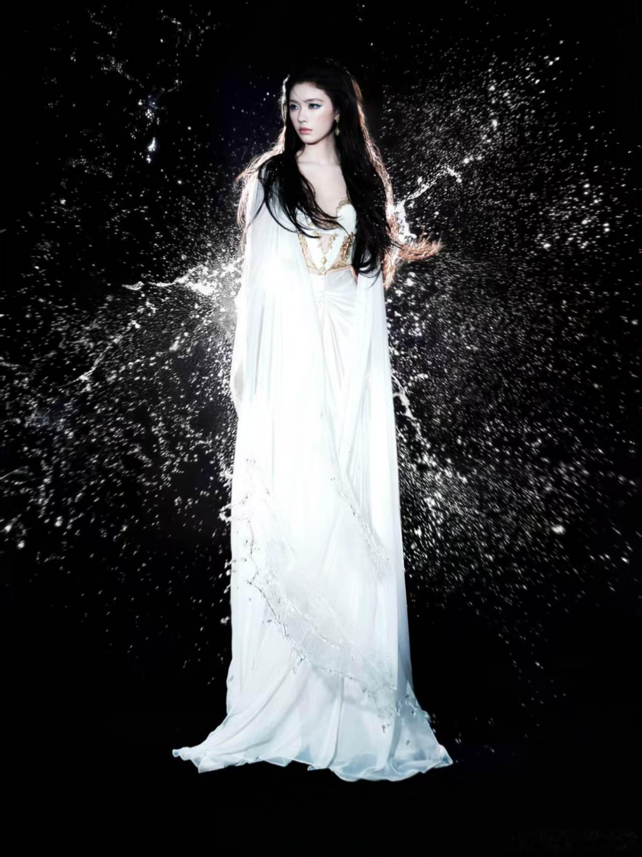 林允从美人鱼到塞壬海妖林允生日人鱼写真夯爆了从清纯美人鱼到致命塞壬，林允用十年完