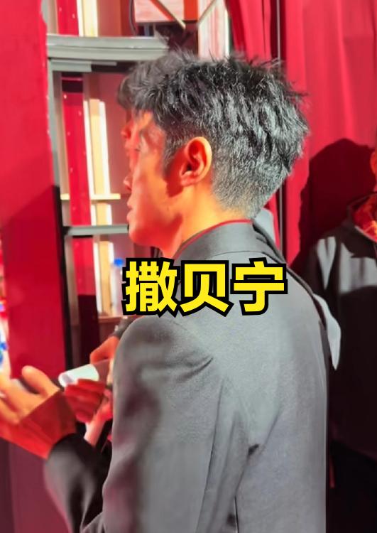 春晚6名主持人候场时的表情：1、撒贝宁，一如既往的松弛感，拍手、摇晃2、马凡