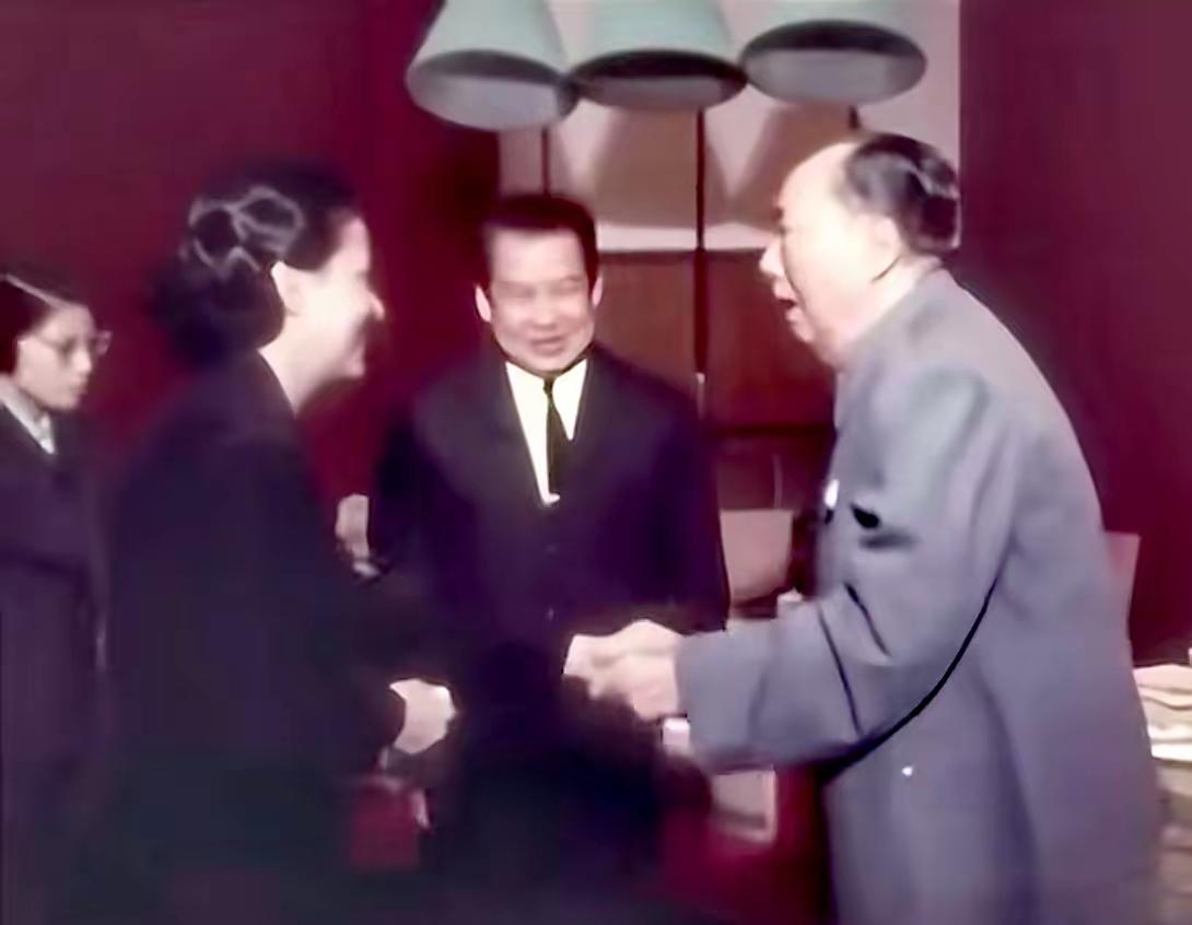 敬爱的毛主席，走到哪里，都是最美风景线无论田间地头、工厂车间，还是街头巷尾