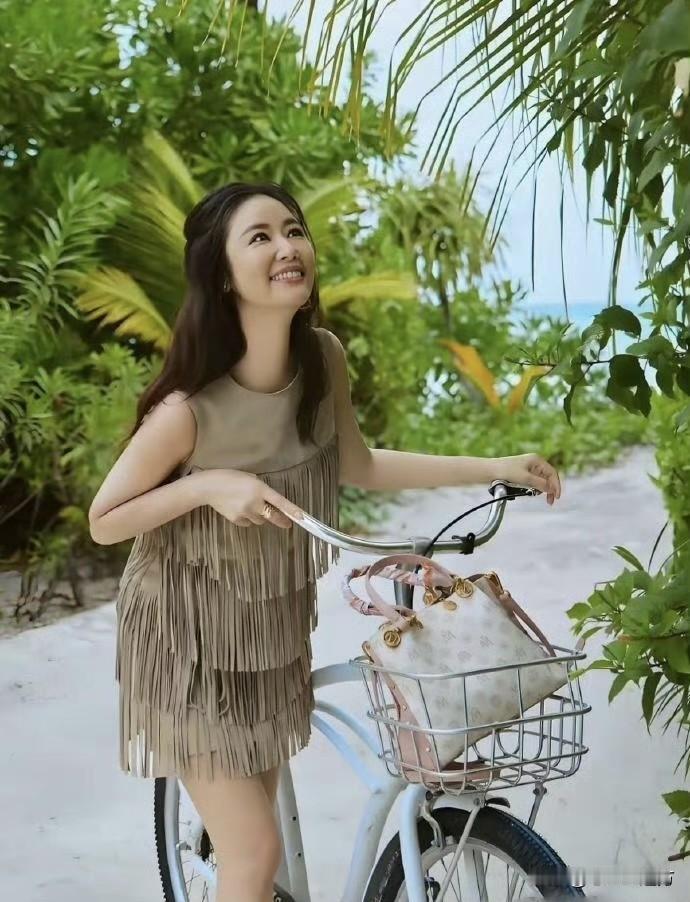 林心如在社交平台上大方晒出马尔代夫度假的照片，瞬间吸引了众多网友的目光。49岁、