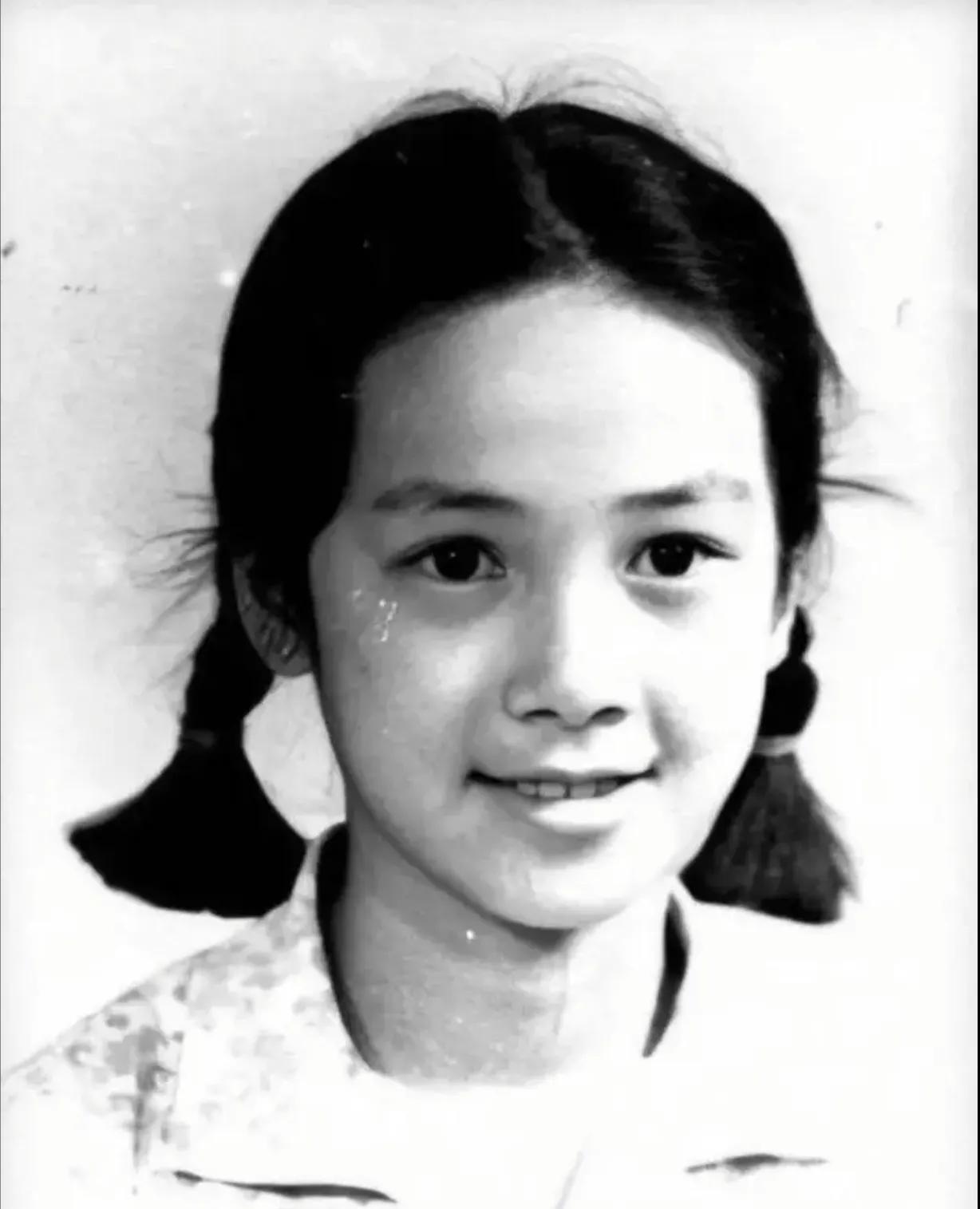这张照片拍摄于1977年，安徽省蚌埠市知识分子家庭女孩的照片。她的父亲是工程师，