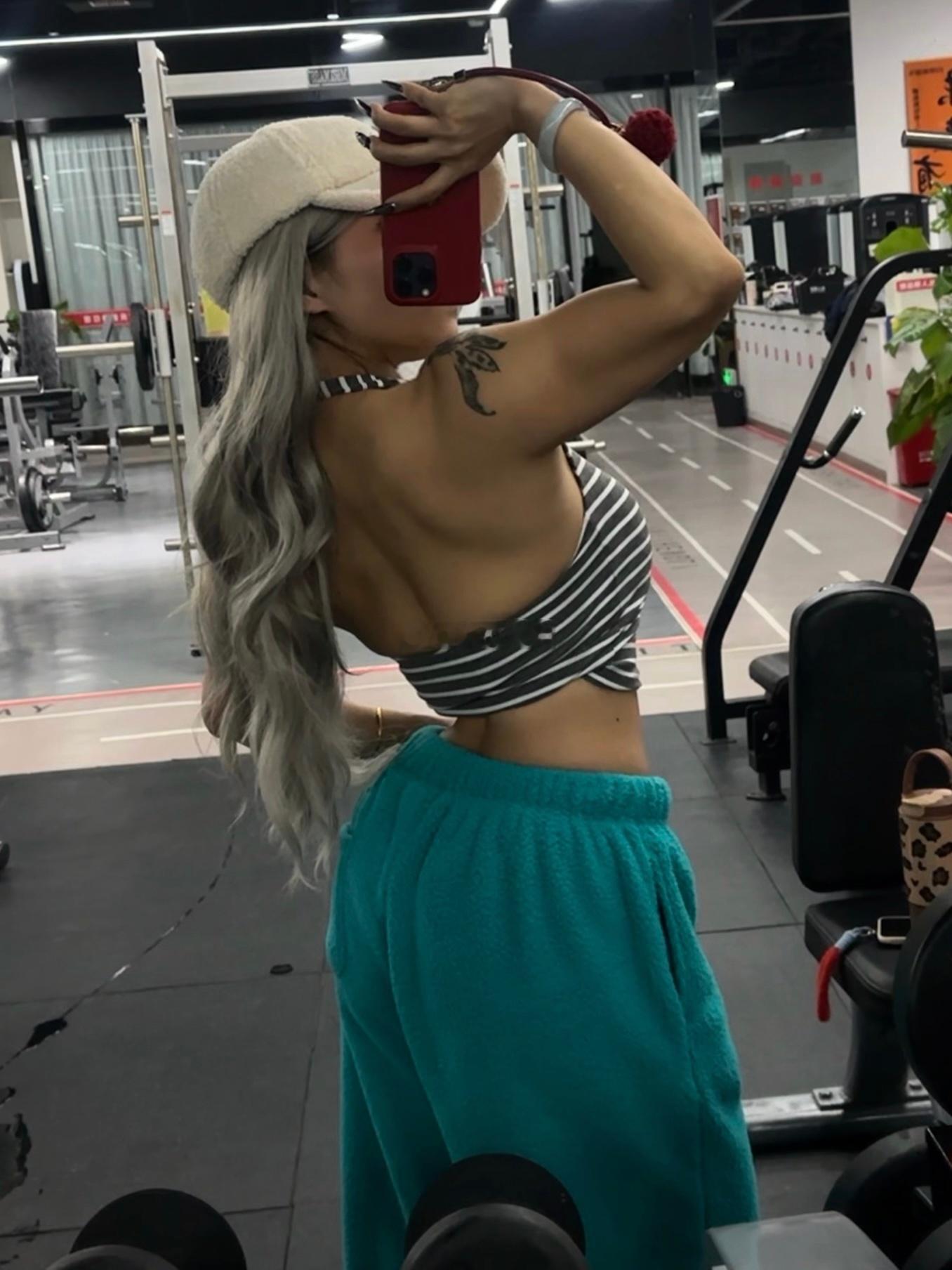 过年前跟我们健身的人有什么关系，该练还是的练健身