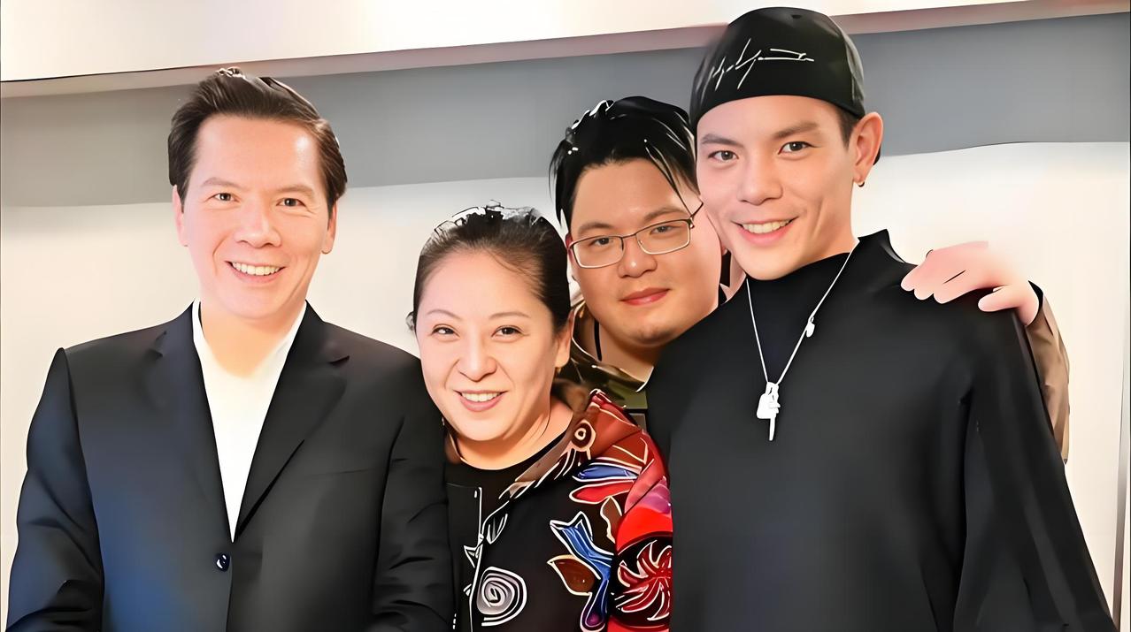 向华强小儿子向佑终于觉悟了，开始示好向太近日，向佑似乎觉醒了，一反常态，开始