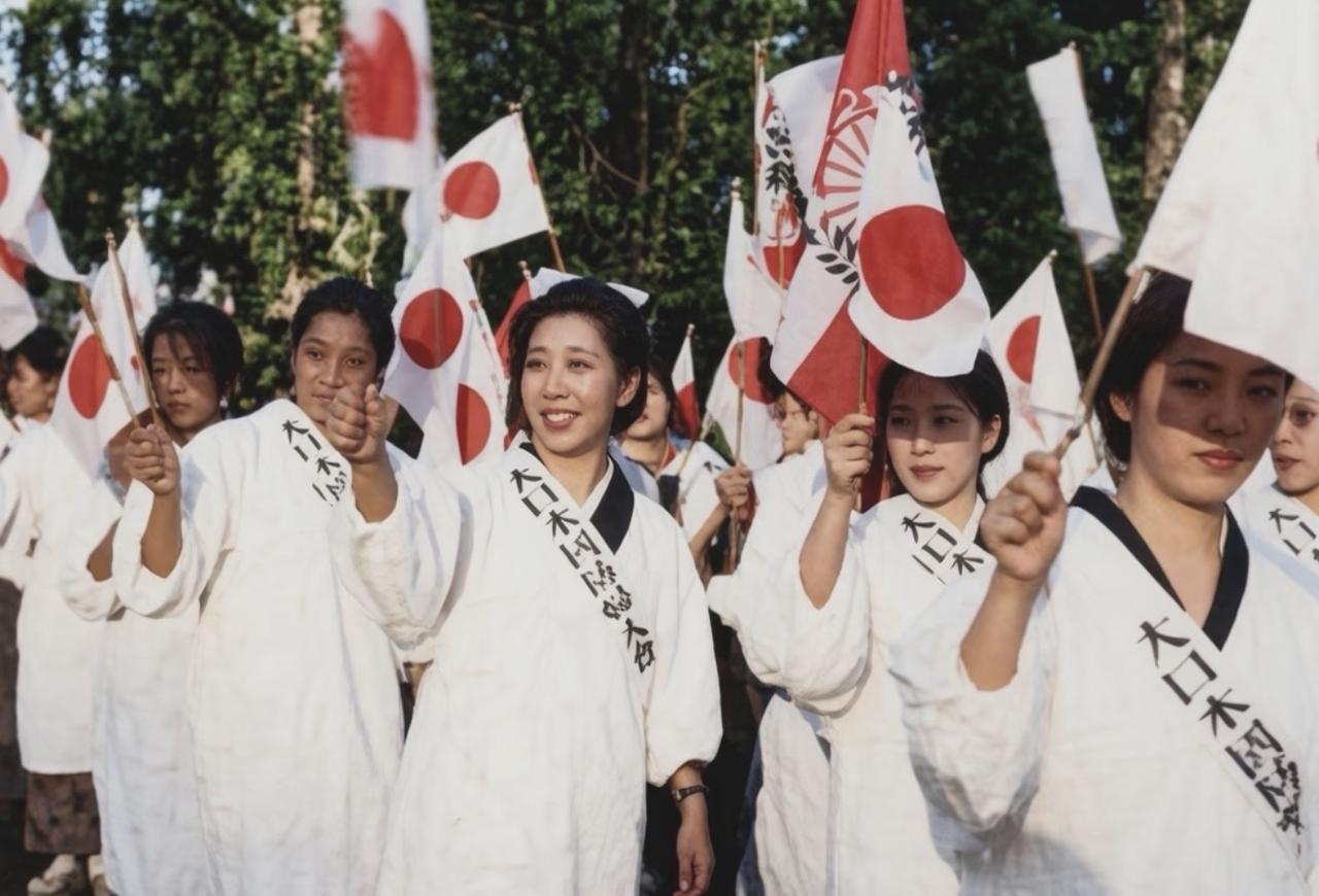 没想到1937年南京沦陷时，在日本本土上街举着太阳旗狂欢的年轻女人，加起来最多竟
