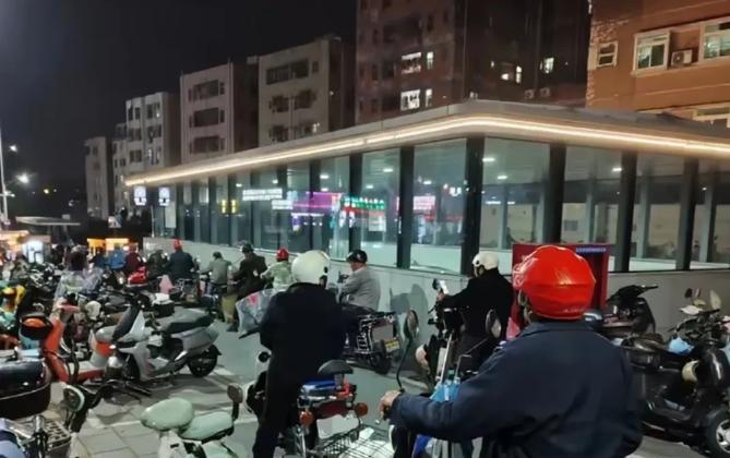 深圳“摩的”打人事件越闹越大。就算别人不愿意做，也不能打人啊！本来深圳就想整顿“