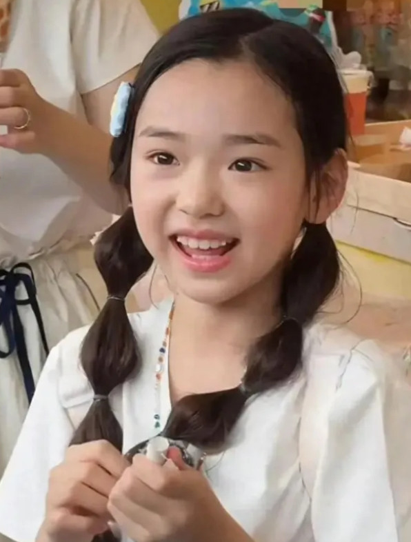 这下出名了，不仅北京，全国人民都知道了，谁能想到，董璇的女儿小酒窝竟然被这么