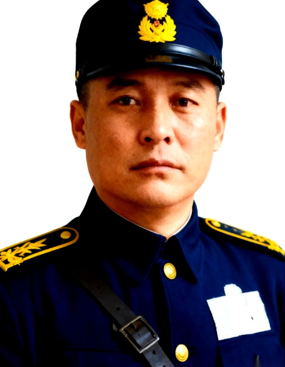 1947年，国民党第92军军长黄翔，一个刚从前线回来的中将，手里的电报被他攥得变