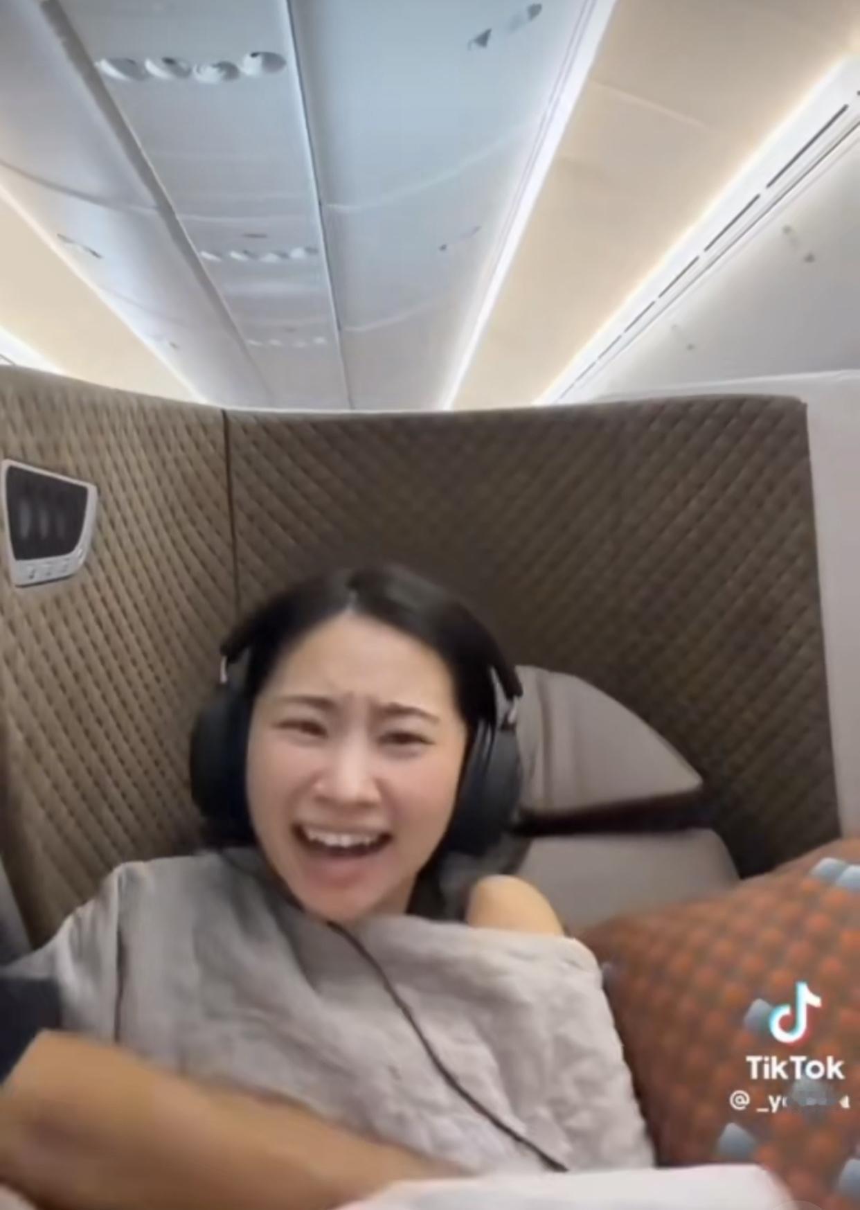 还是那么的一如既往…近日，在飞机上突然尖叫而火遍全球的这名女子，她发声明说，自