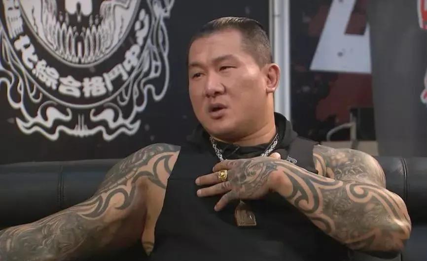网红馆长－陈之汉已经来上海两天了，台湾省方面网上人数在20万左右，一些绿营人士，