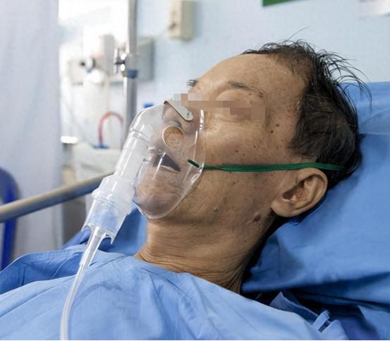 江苏，女子结婚6年，父亲查出尿毒症晚期，她辞职全心照顾父亲，不仅拿出8万积蓄还让