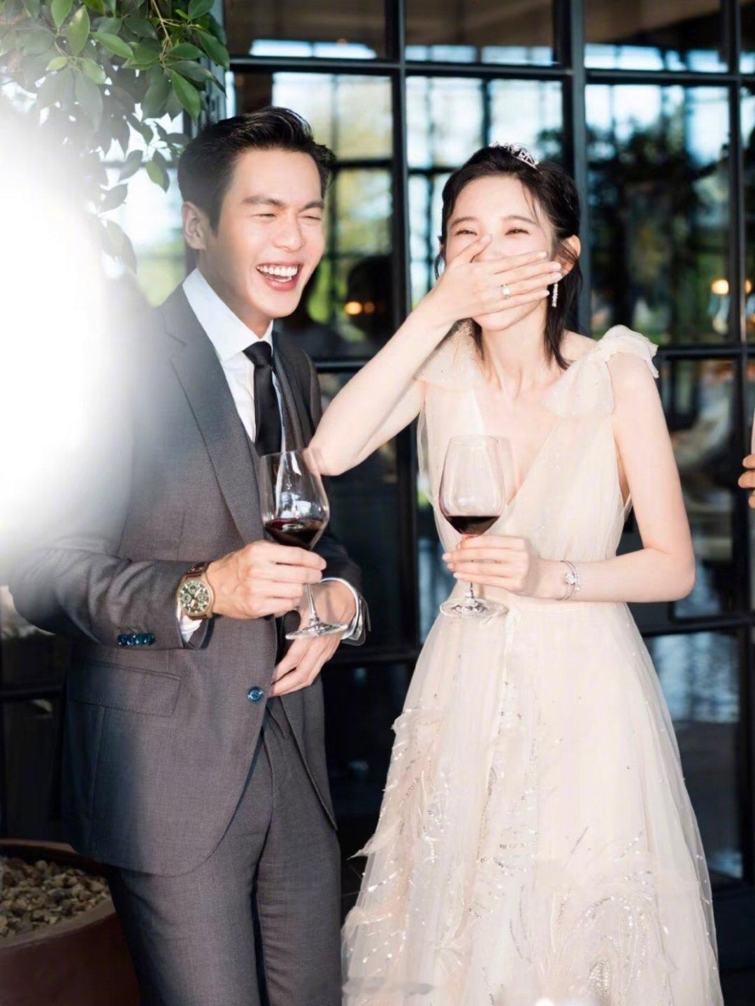唐艺昕就是内娱已婚的女星里，最幸福的女演员了。她和女儿去法国度假，戴着15000
