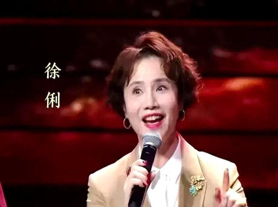 一张央视同龄人近照，刺痛了多少60后。64岁的徐俐，一头银发，腰板挺得笔直