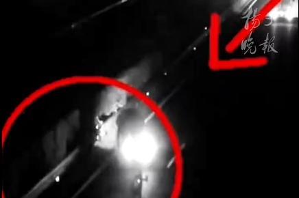 高速爆胎死里逃生折回后二次遇险，高速上事故车司机一个决策险丧命近日，在G15沈