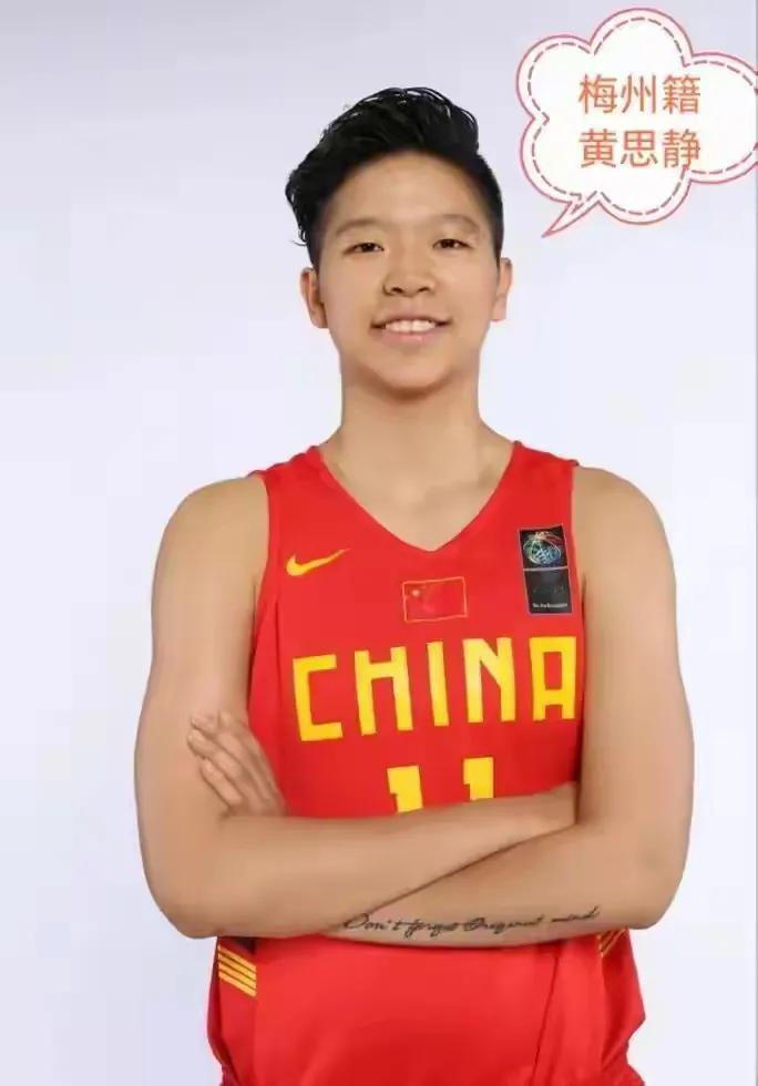 宫鲁鸣指导独表扬黄思静，她的传球能力撑起了全队进攻体系！其实黄思静是老了，腿上有