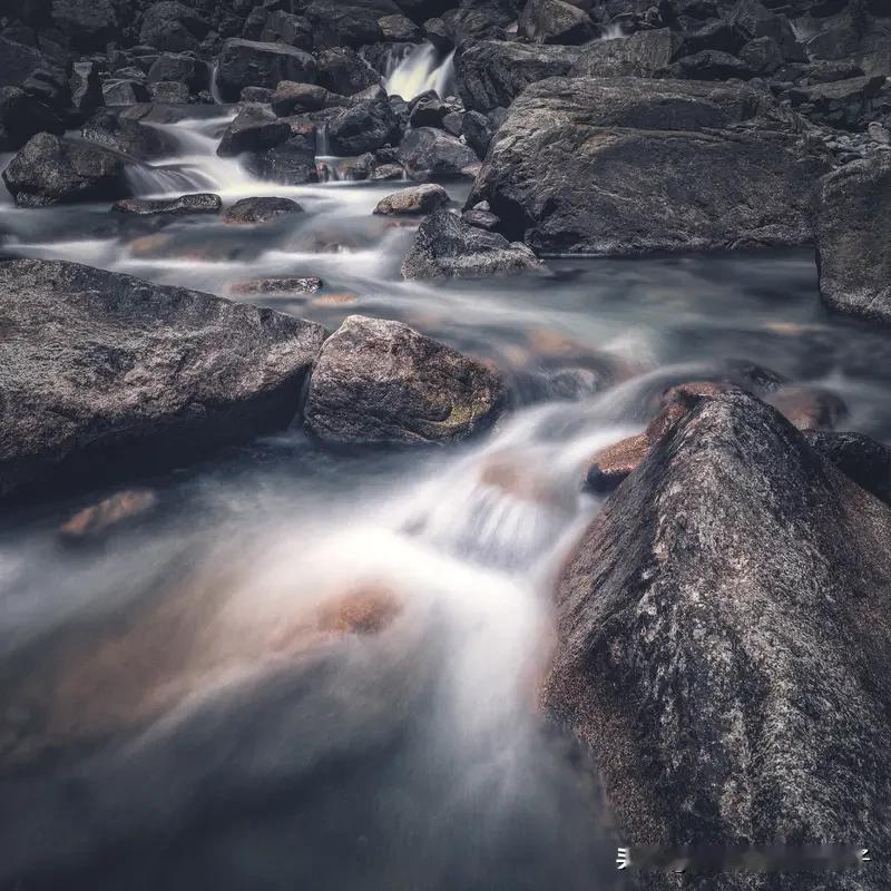 古诗词名句唯美千古绝句有哪些?古诗词里藏着绝美意境，有很多千古绝句。像王维的“