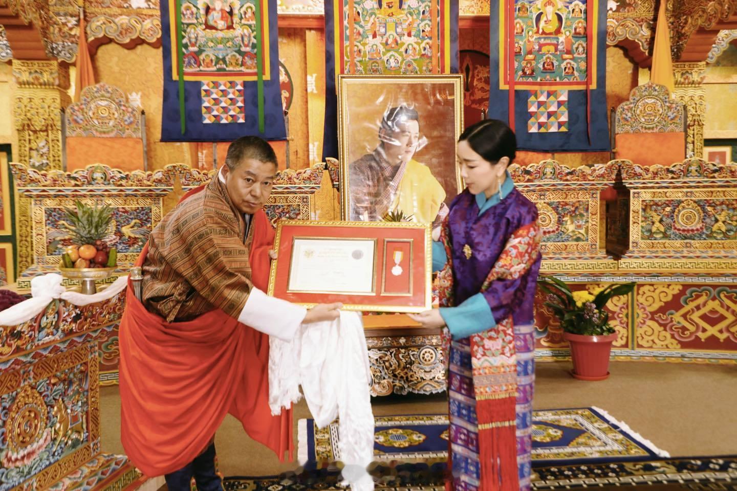 王室王室不丹王室2025年12月14日，县城二公主接受国家法律研究所授予她的服