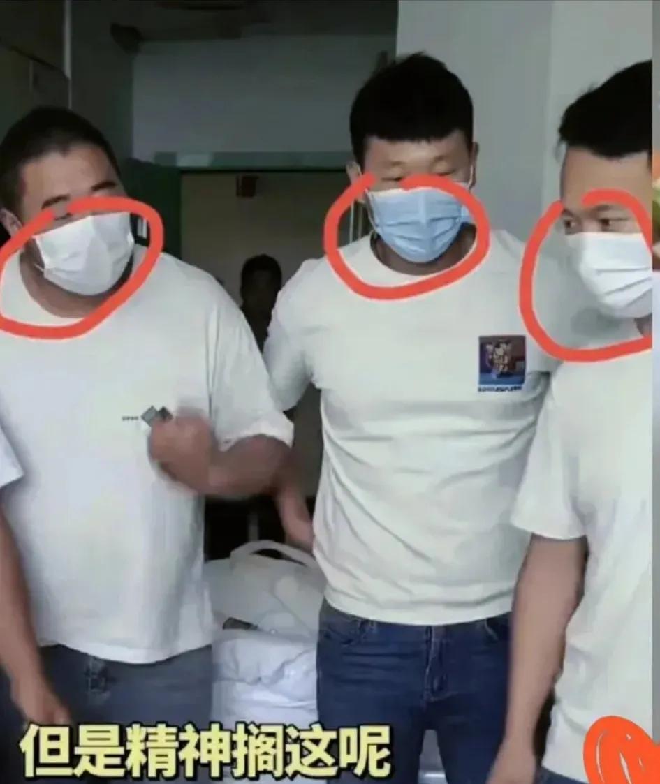 军人张伟救的5个人中有三个男人也是去救人的，去救那对落水的夫妻。可惜他们三个人水