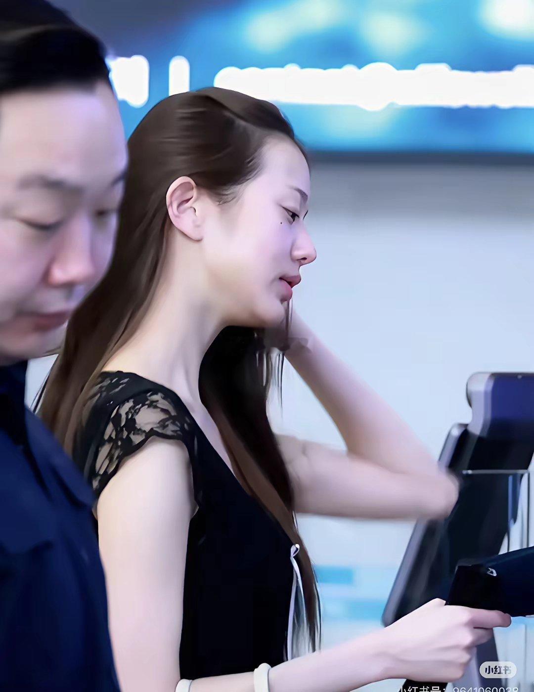 “怪不得死也不摘帽子呢”