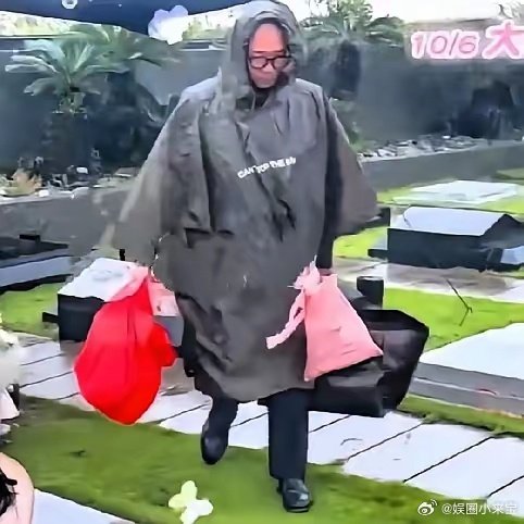具俊晔的背影让人看着很心酸，他最后一个人离开大S墓地，把所有的东西都收拾好，他说他暂时还不回韩国，要