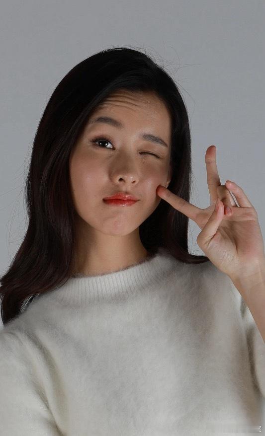 陈都灵额头受伤姐姐记得要好好保护自己，还记得姐姐以前的抬头纹，普素且大方。​
