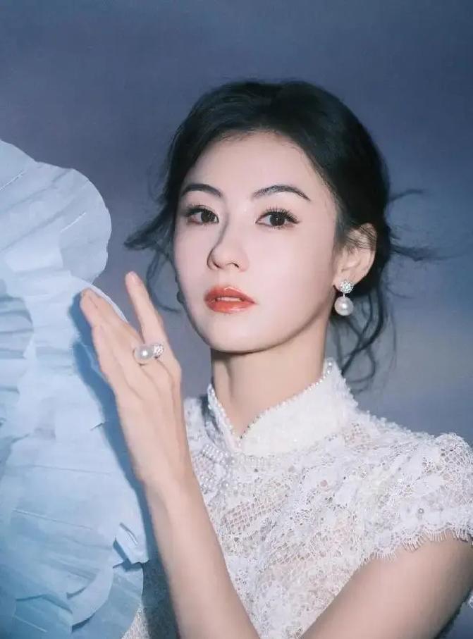 他选择在张柏芝乘风破浪时，撕开了17年前的旧账。律师函不是重点。重点是他控