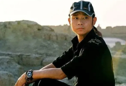 2004年，张艺谋邀请刀郎参加自己的电影首映礼。刀郎惶恐，拒绝道：“我一个草根歌