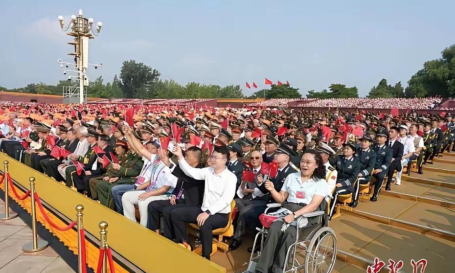 天呐，张海迪参加九、三阅兵仪式到现场了，还在最显眼的地方。71岁的张海迪是名人