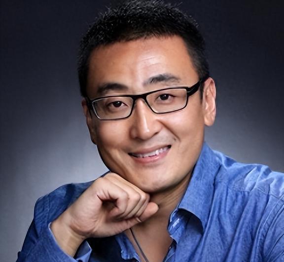 一次，窦文涛在北京录制节目点了份外卖。超时3分钟，便顺手点了催单。5分钟后，外卖