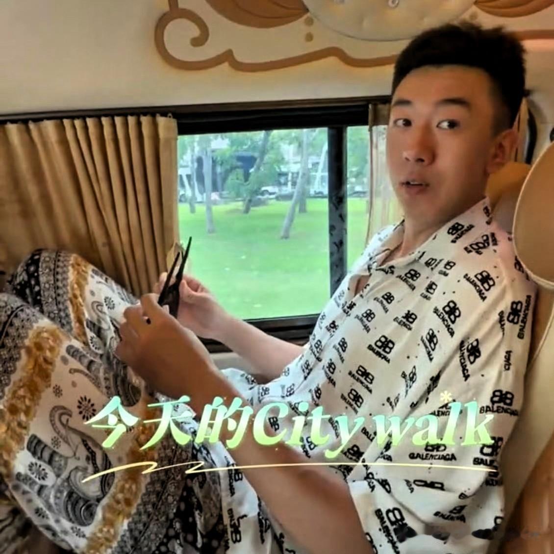 王少杰泰国度假心情大好！未来去向80％敲定，广东球迷别盼了。北控球员王少杰陪着老