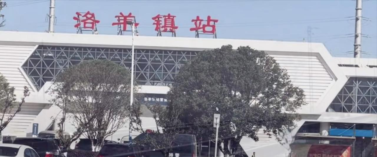 被时速约114公里的高速试验列车撞了会怎么样，确实难以想象。被时速114公里的小