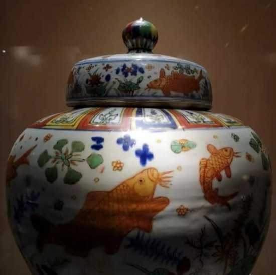 瓷器作为中国古代文化的重要组成部分，拥有着悠久的历史和独特的技艺。 其起源可