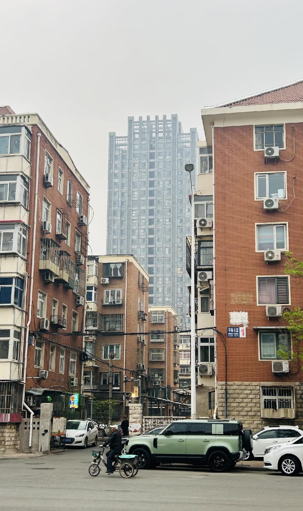 小黄夫妇老家县城拆迁，收获六套房产外加150万补偿款。二人没有选择安逸留守，